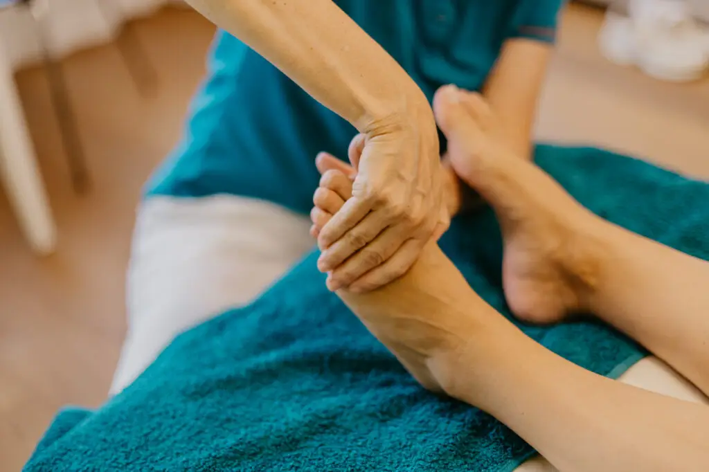 naturheiltherapie-fussreflexzonenmassage-frau