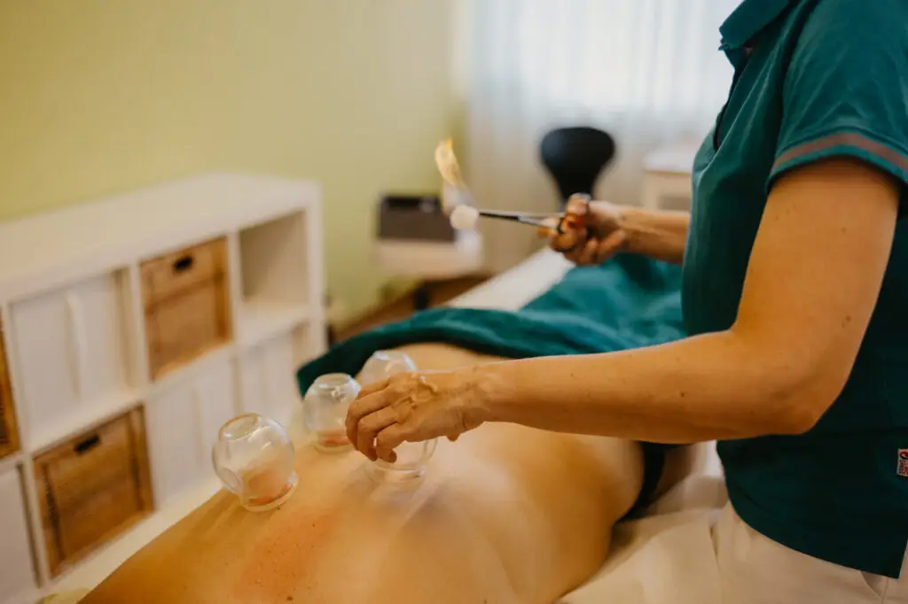 naturheiltherapie-schropfen-mit-glas