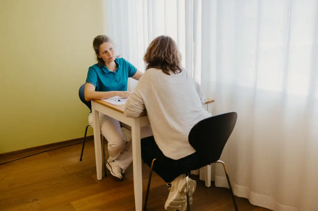 besprechung-patienten-therapeutin